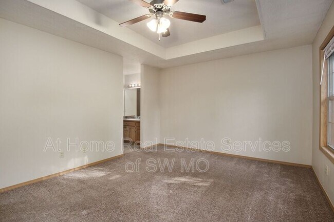 Building Photo - 1128 N Westwood Ave