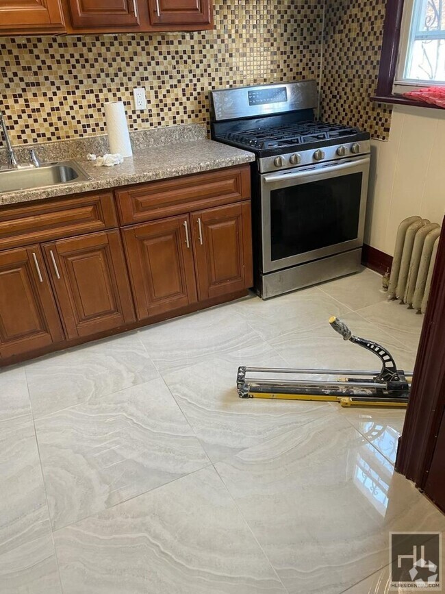 Building Photo - 3 bedroom in BROOKLYN NY 11203