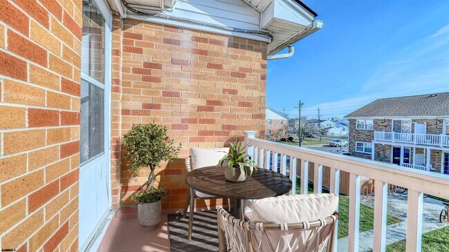 Building Photo - 705 N Dudley Ave