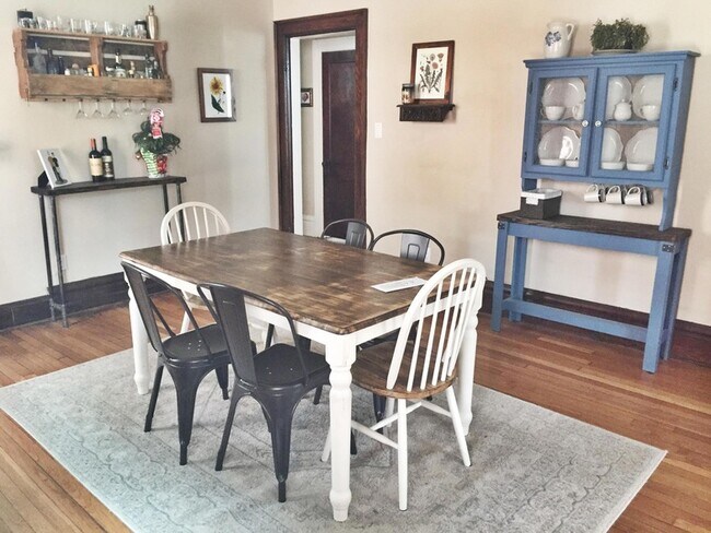 Building Photo - 1704 Oak St