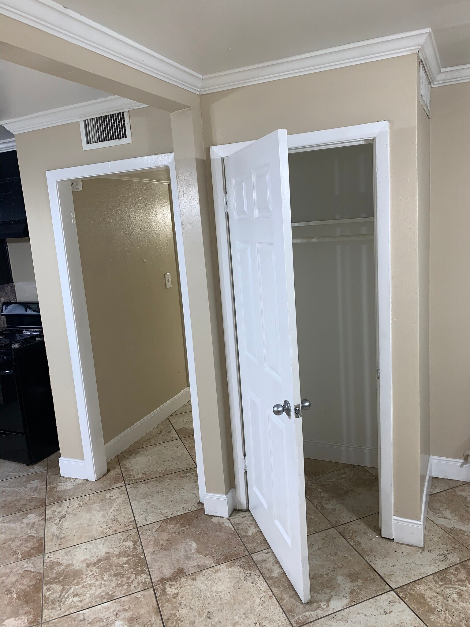 Building Photo - 706 E Polk Ave