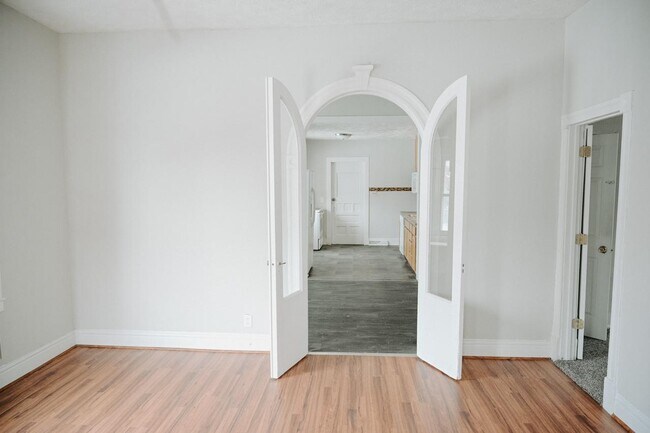 Building Photo - 2441 Templeton St