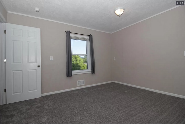 Building Photo - Recently Remodeled Apartment All Utilities...
