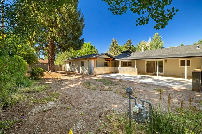 Building Photo - Reburbished 3bd/2ba, 2,275 sq ft home in Coconino Estates close to Hospital, park, downtown Flags...