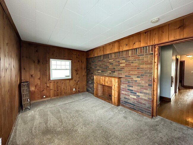 Building Photo - Gigantic 5 bedroom home on the NW side of ...