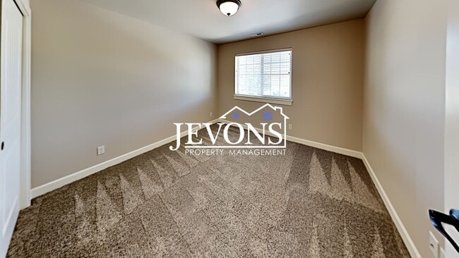 Building Photo - Spacious duplex with master bedroom, backy...