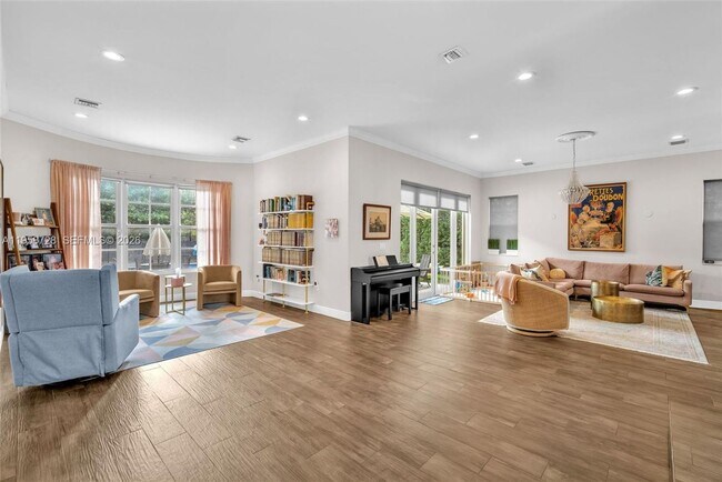 Building Photo - 545 Forest View Cir