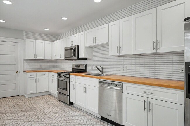 Building Photo - 2 Bedroom Charmer with Sundeck, Wood Floors, and High Ceilings