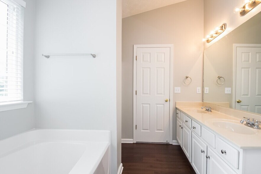 Building Photo - 241 Weatherstone Pointe Dr