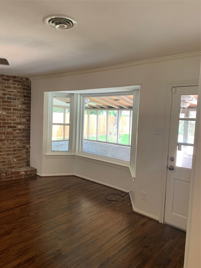 Building Photo - 1207 Shorewood Dr