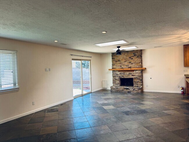 Building Photo - Home in Heritage Hills