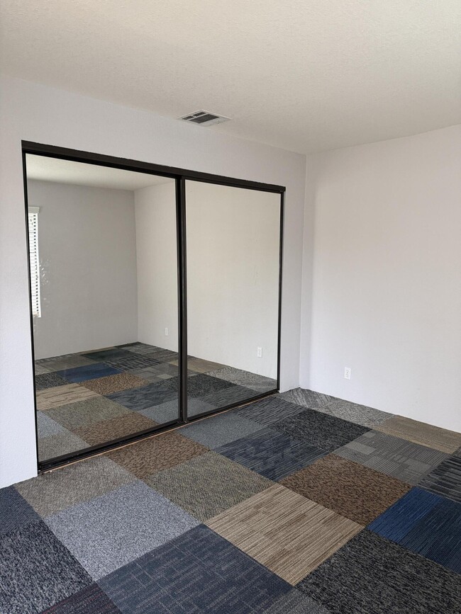 Building Photo - 2701 E Mesquite Ave