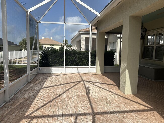 Building Photo - 635 SW Indian Key Dr