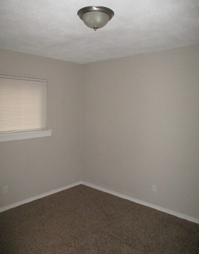 Building Photo - 2106 Woodway Dr