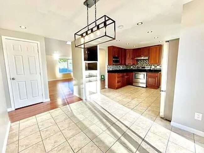 Building Photo - * APPLICATION PENDING * COMING SOON!  Beautiful 3bed/2bath home on N. Juniper St.
