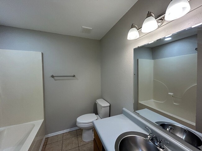 Building Photo - Minutes from Downtown Rogers – 2 Bed Apart...