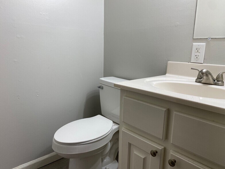 Building Photo - 4 Susan Cv