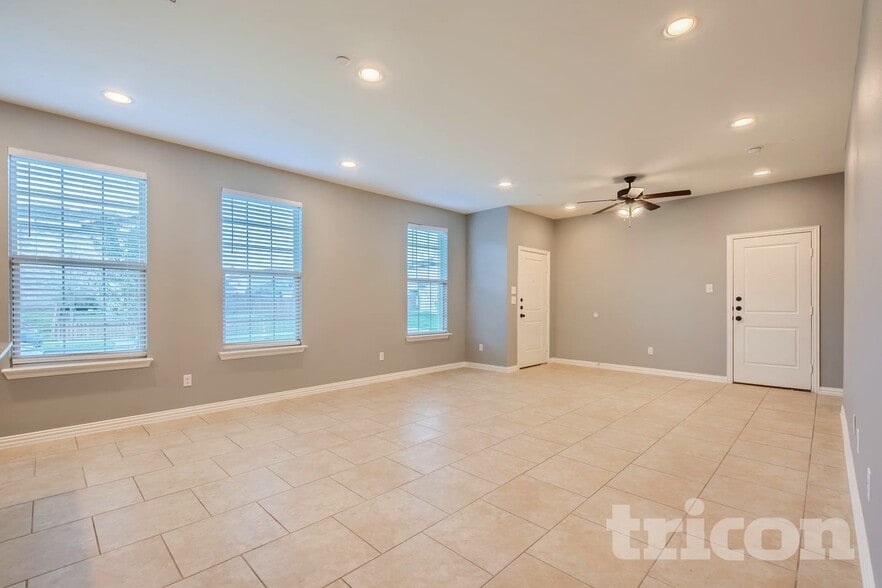 Building Photo - 1990 Timber Oaks Dr