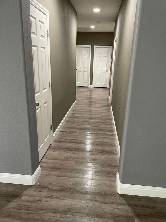 Building Photo - Beautiful 5 Bedroom 3 Bath Home in Twelve ...