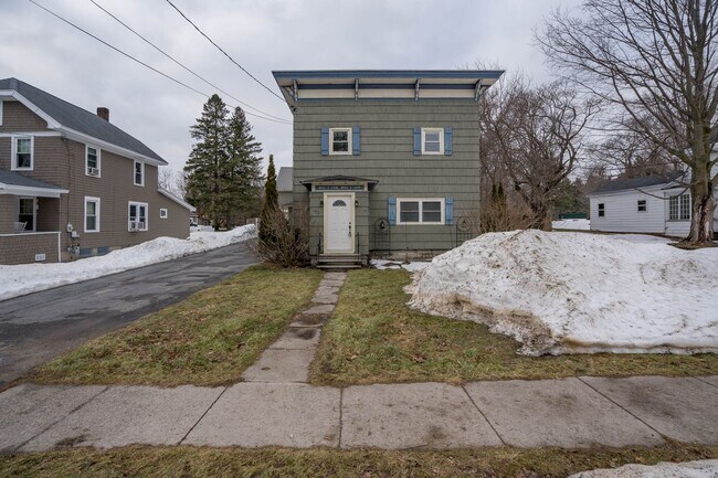 Building Photo - 149 Maple St