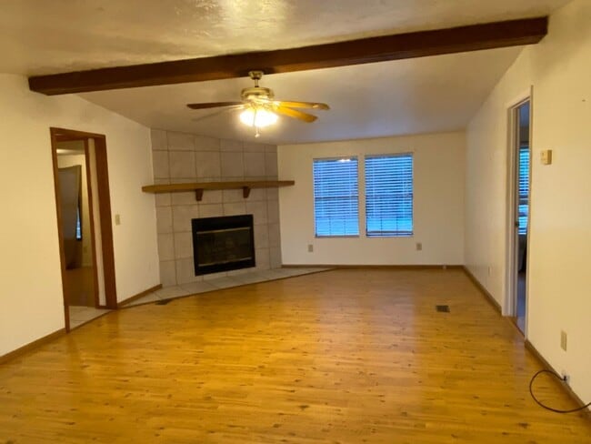 Building Photo - 3 Bedroom, 2 Bath home just outside of Liv...