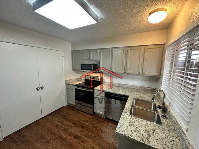 Building Photo - "Charming 3-Bedroom Townhouse Oasis with 2...