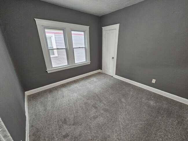 Building Photo - 440 E 115th St