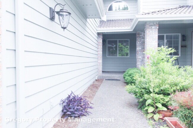 Building Photo - 2000 Village Green Dr