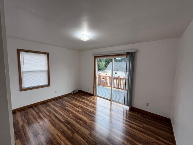 Building Photo - Charming Bremerton Home with Fenced Yard