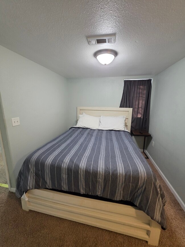 Building Photo - Oasis on F