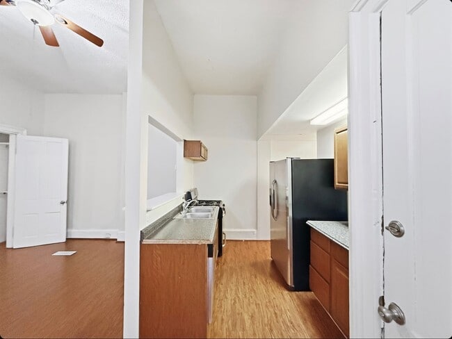 Building Photo - 122 E University Ave