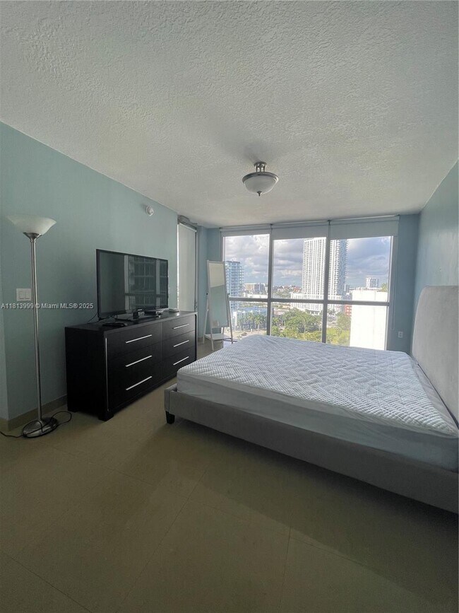 Building Photo - 1750 N Bayshore Dr