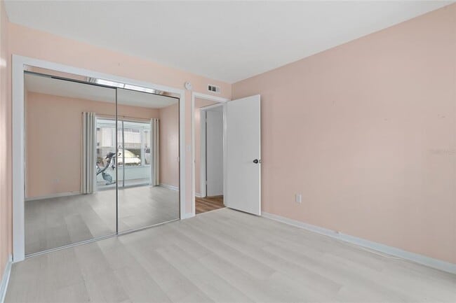 Building Photo - 209 NE Lincoln Cir N