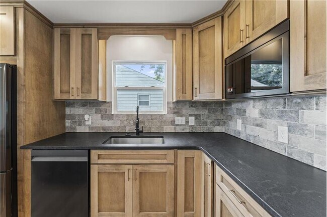 Building Photo - 2420 Woodman Dr
