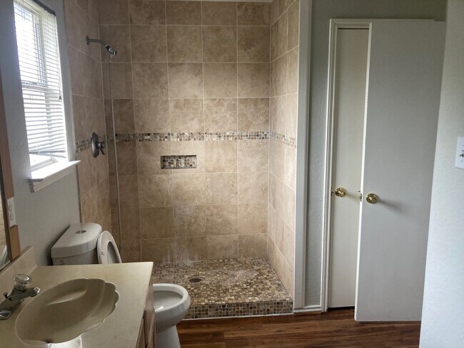 Building Photo - 10914 Spruce Dr N