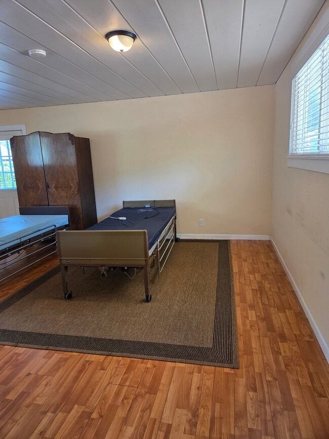 Building Photo - Spacious 1-Bedroom Apartment in Soulsbyvil...