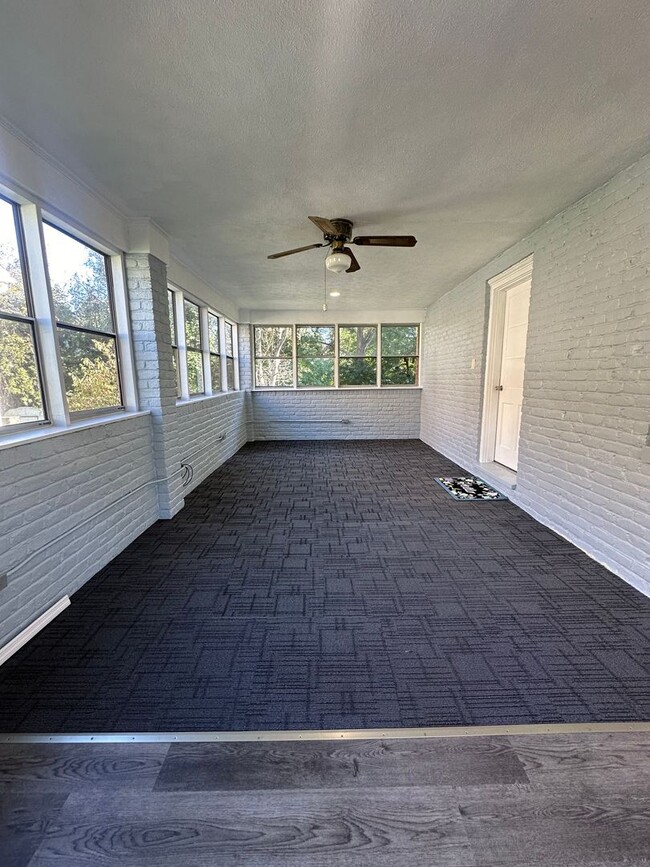 Building Photo - Spacious brick house in Lynchburg! Close t...