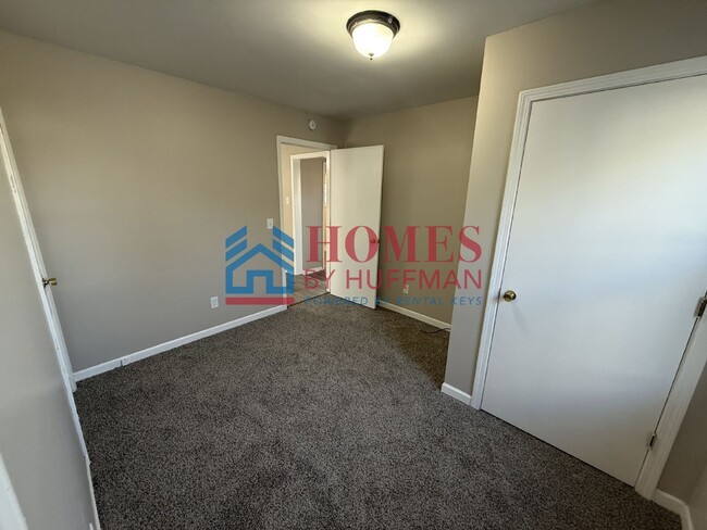 Building Photo - Two Bedroom House | Move In Ready!