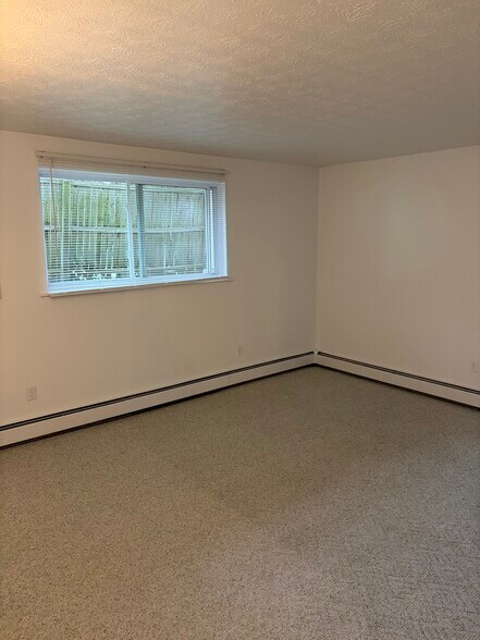 Spacious Living Room - 104 W Pulteney St