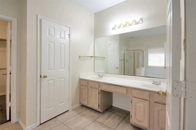 Building Photo - 624 Forest Hill Dr