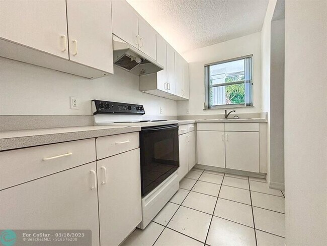 Building Photo - 9013 NW 38th Dr