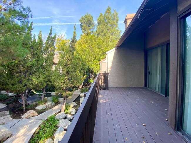 Building Photo - Woodlake Gated Condo Community 2 BD for Le...
