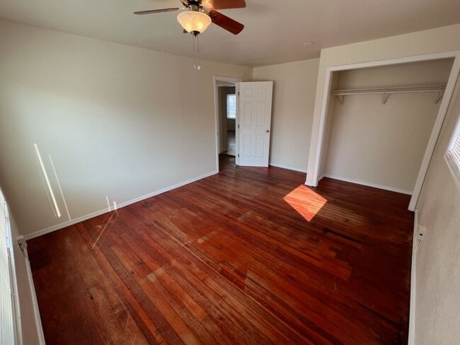 Building Photo - Spacious 3 bed, 1 bath, a/c, d/w and bonus...