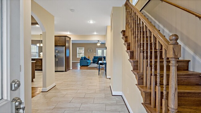 Building Photo - 800 S Washington St