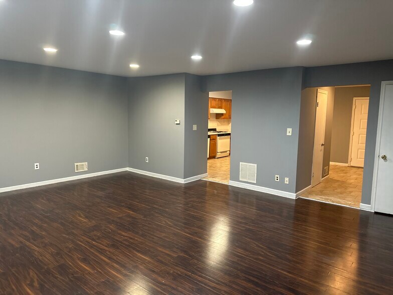 Building Photo - 209 Maple Hill Dr