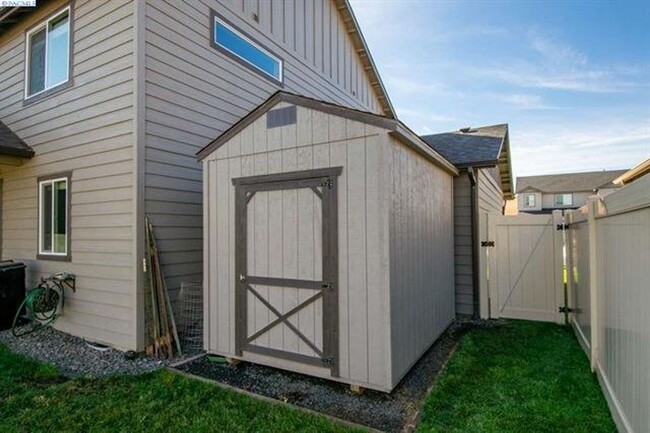 Primary Photo - Immaculant 4BD/2.5BA Single Family Home on...