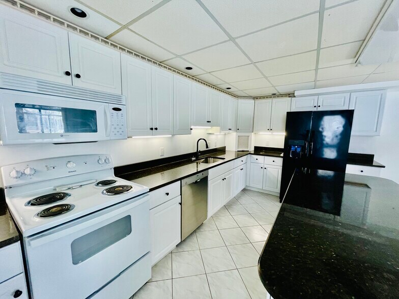 Building Photo - 178 Andover St