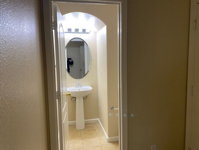 Building Photo - Charming Stockton 3 bedroom and 2 full bat...