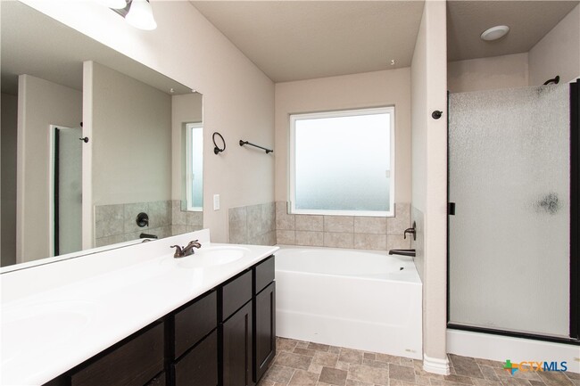 Building Photo - 6703 Keechi Valley Dr
