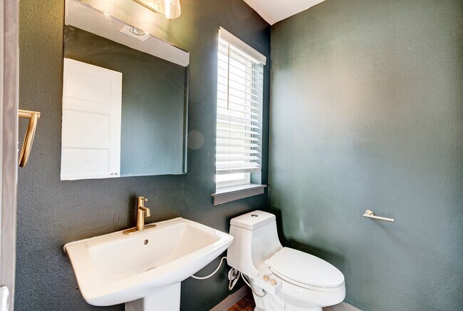 Building Photo - Stylish 3-Bedroom Home with Fenced Yard